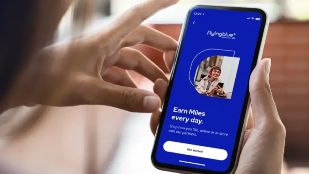 Visuel Flying Blue+ sur smartphone, avec l’accroche Earn Miles every day.